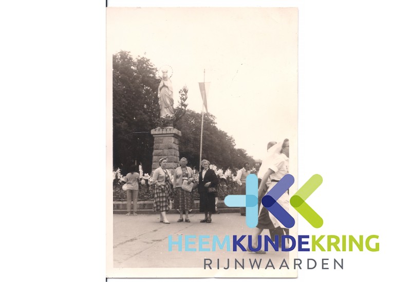 Lourdes 1958 Doortje Pastoor ...- Dina Damen en Marie Pastoor Drost Coll HKR geschonken door H.v-d Laag F000007